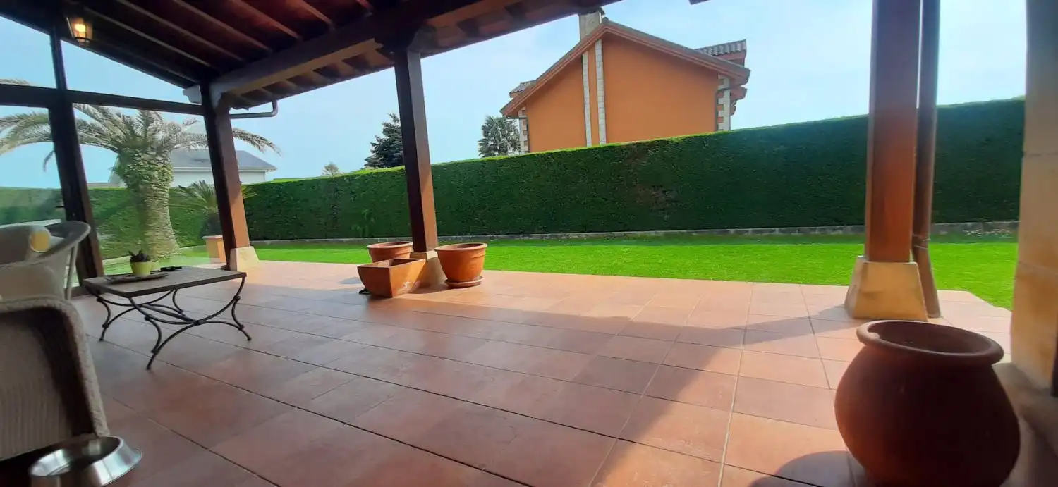 Terrassa de Casa o xalet en venda en Argoños  amb Calefacció