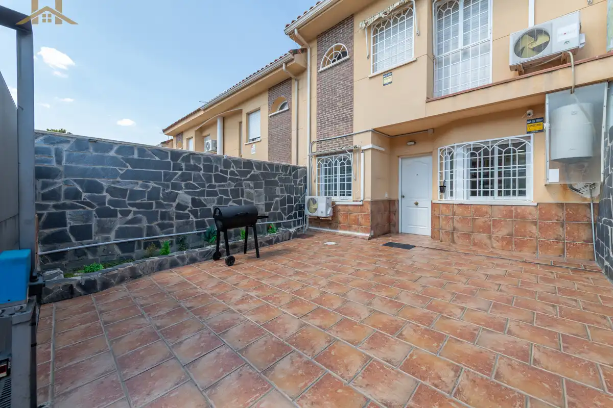 Terraza de Casa adosada en venta en Loeches con Aire acondicionado, Calefacción y Jardín privado