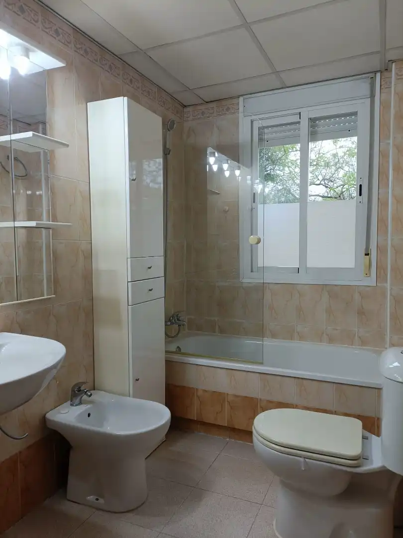 Baño de Apartamento de alquiler en Sevilla con Aire acondicionado, Calefacción y Jardín privado