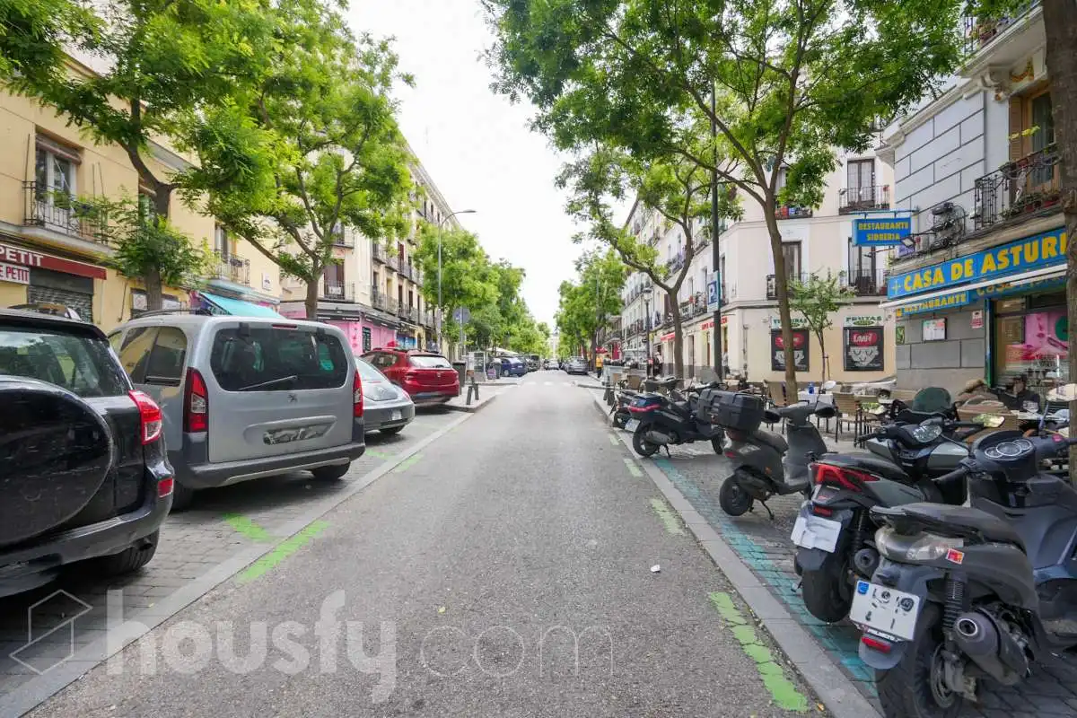 Vista exterior de Piso en venta en Madrid con Calefacción y Parquet