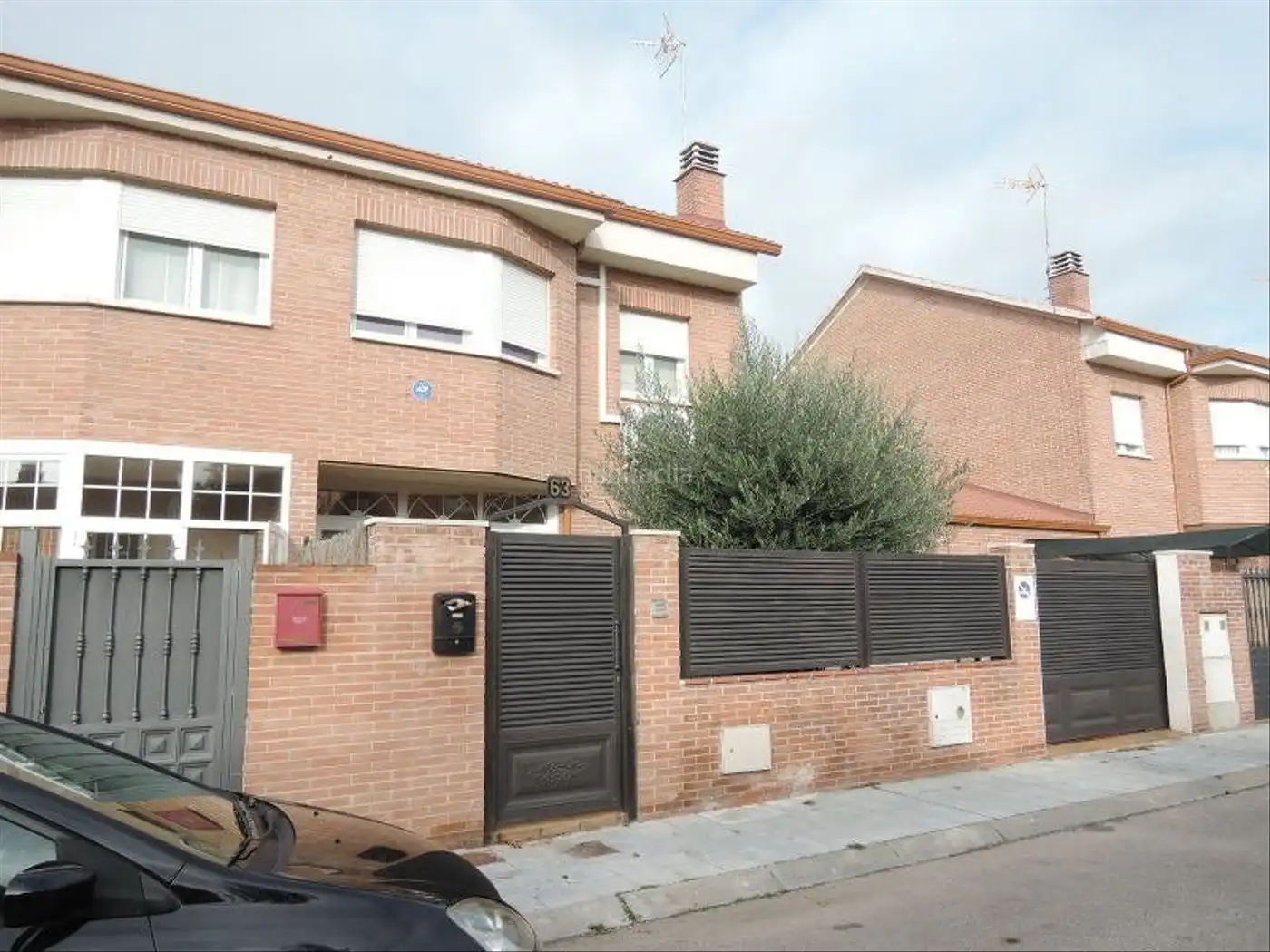 Casa pareada con jardín en venta en Calle los Almendros 63