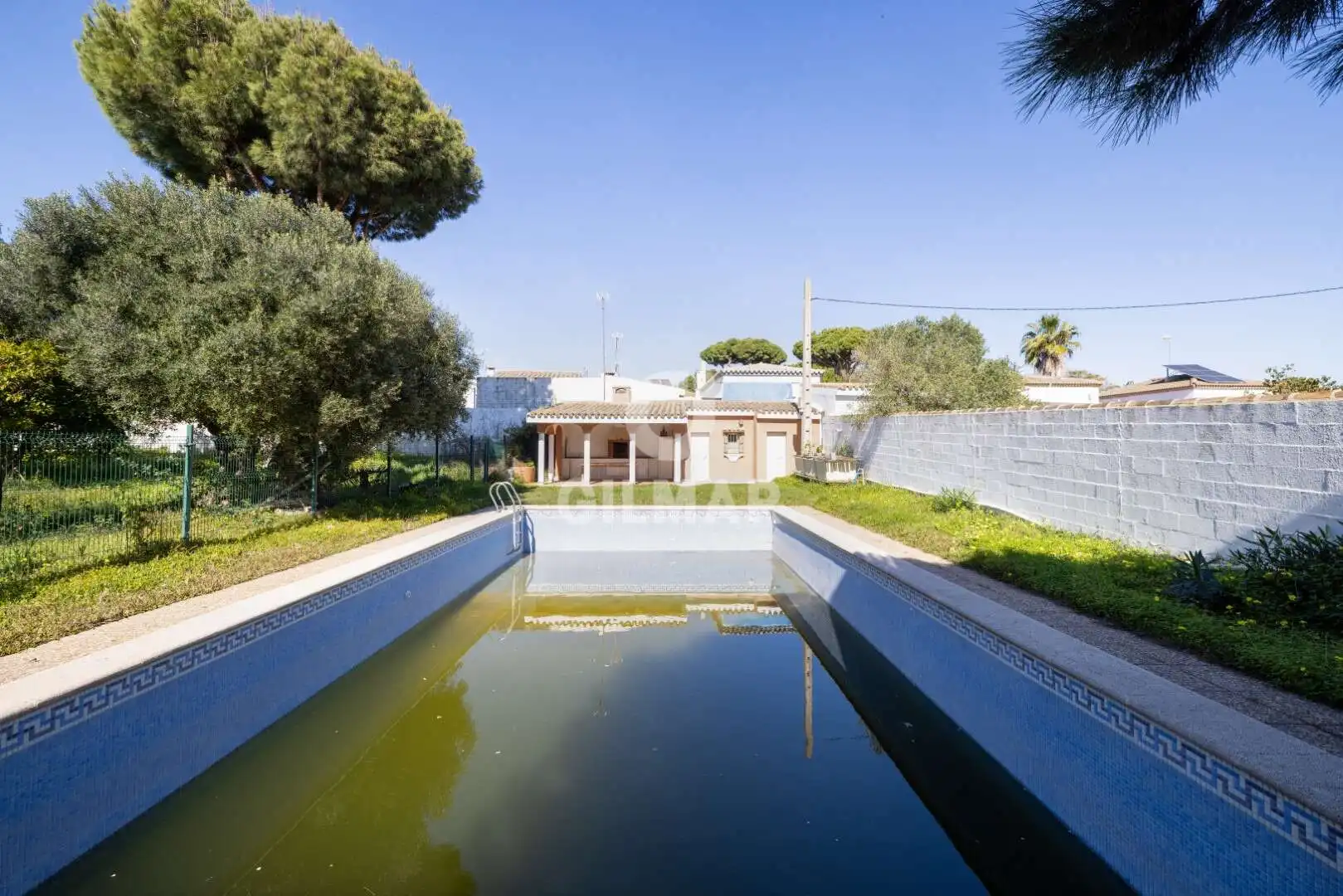 Vista exterior de Casa o xalet en venda en Chiclana de la Frontera amb Calefacció, Jardí privat i Piscina