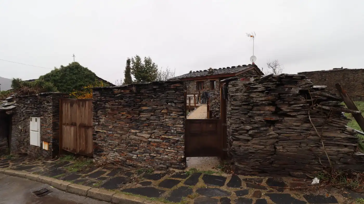 Vista exterior de Casa o xalet en venda en Majaelrayo amb Calefacció, Jardí privat i Terrassa