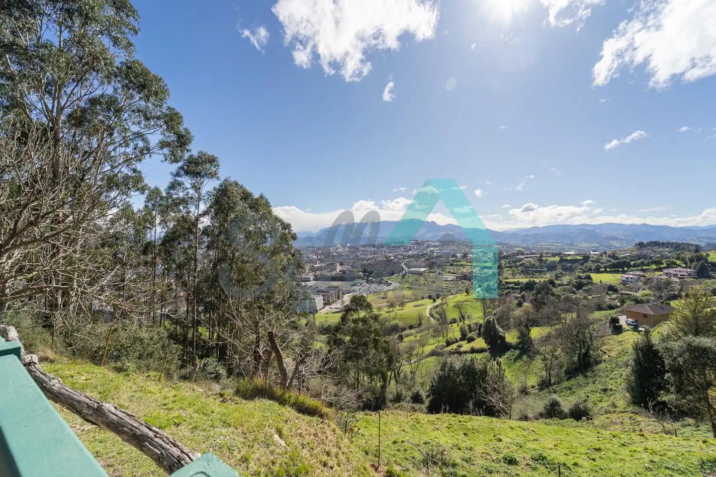 Vista exterior de Casa o xalet en venda en Oviedo  amb Jardí privat, Terrassa i Traster