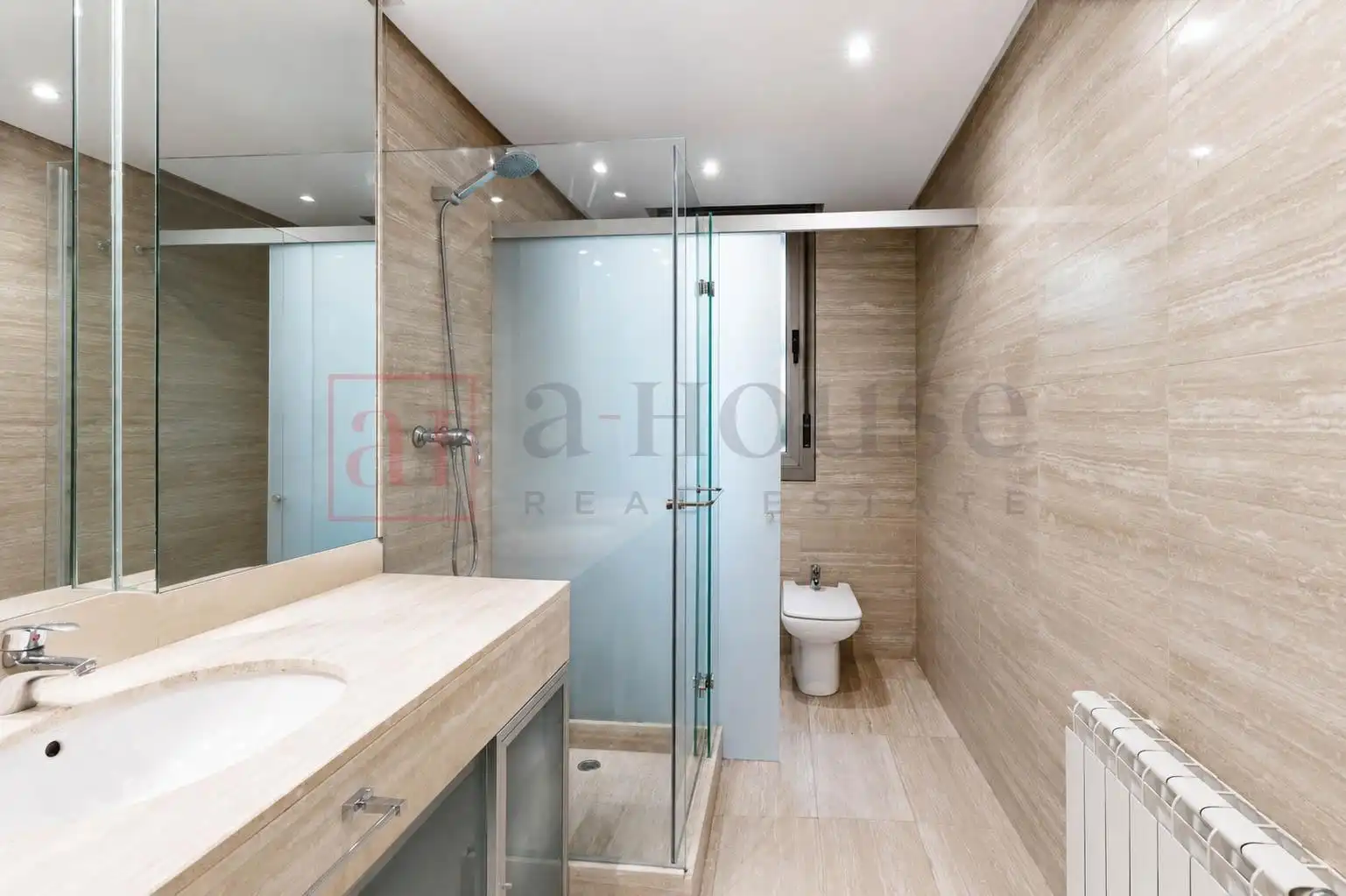 Baño de Planta baja en venta en Madrid con Aire acondicionado, Calefacción y Jardín privado