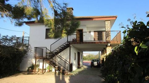 Chalet en venta de dos plantas, con piscina y tres almacenes.