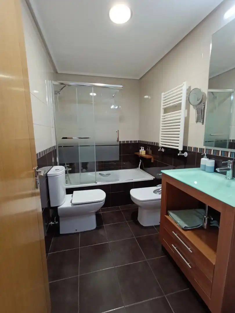 Badezimmer von Wohnung zur Miete in Gijón  mit Heizung und Balkon