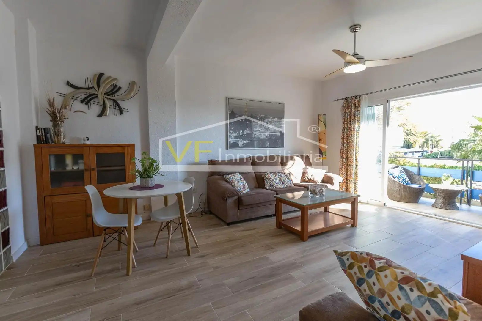 Sala d'estar de Apartament en venda en Torremolinos amb Jardí privat, Terrassa i Piscina comunitària
