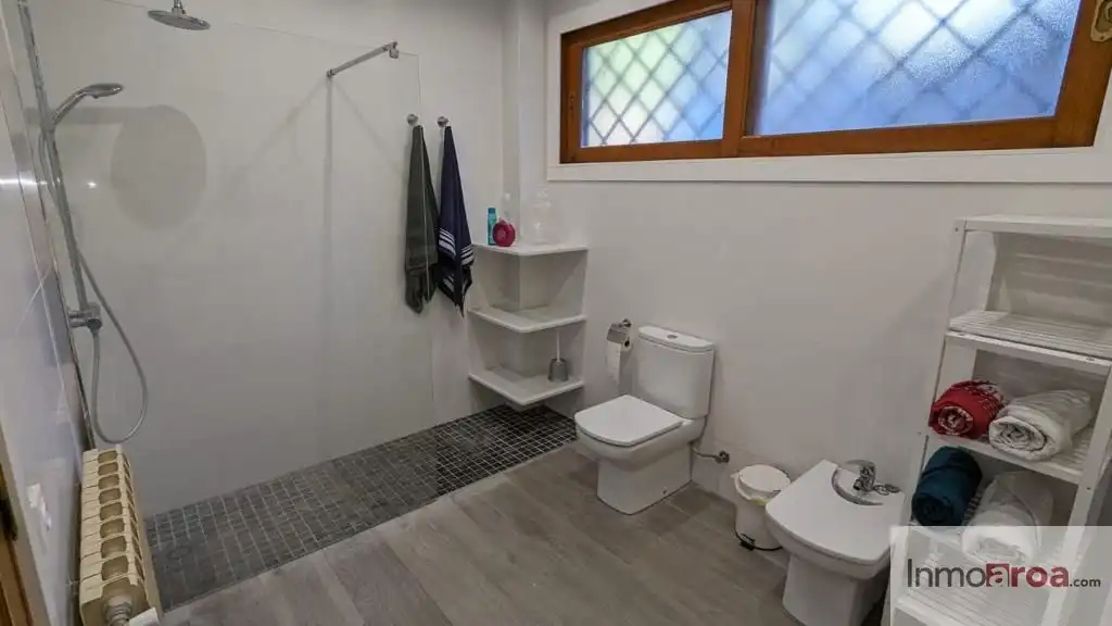 Badezimmer von Haus oder Chalet zur Miete in Riba-roja de Túria mit Klimaanlage, Heizung und Privatgarten