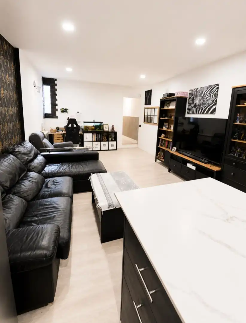 Sala d'estar de Casa o xalet en venda en Santa Coloma de Gramenet amb Aire condicionat, Calefacció i Jardí privat