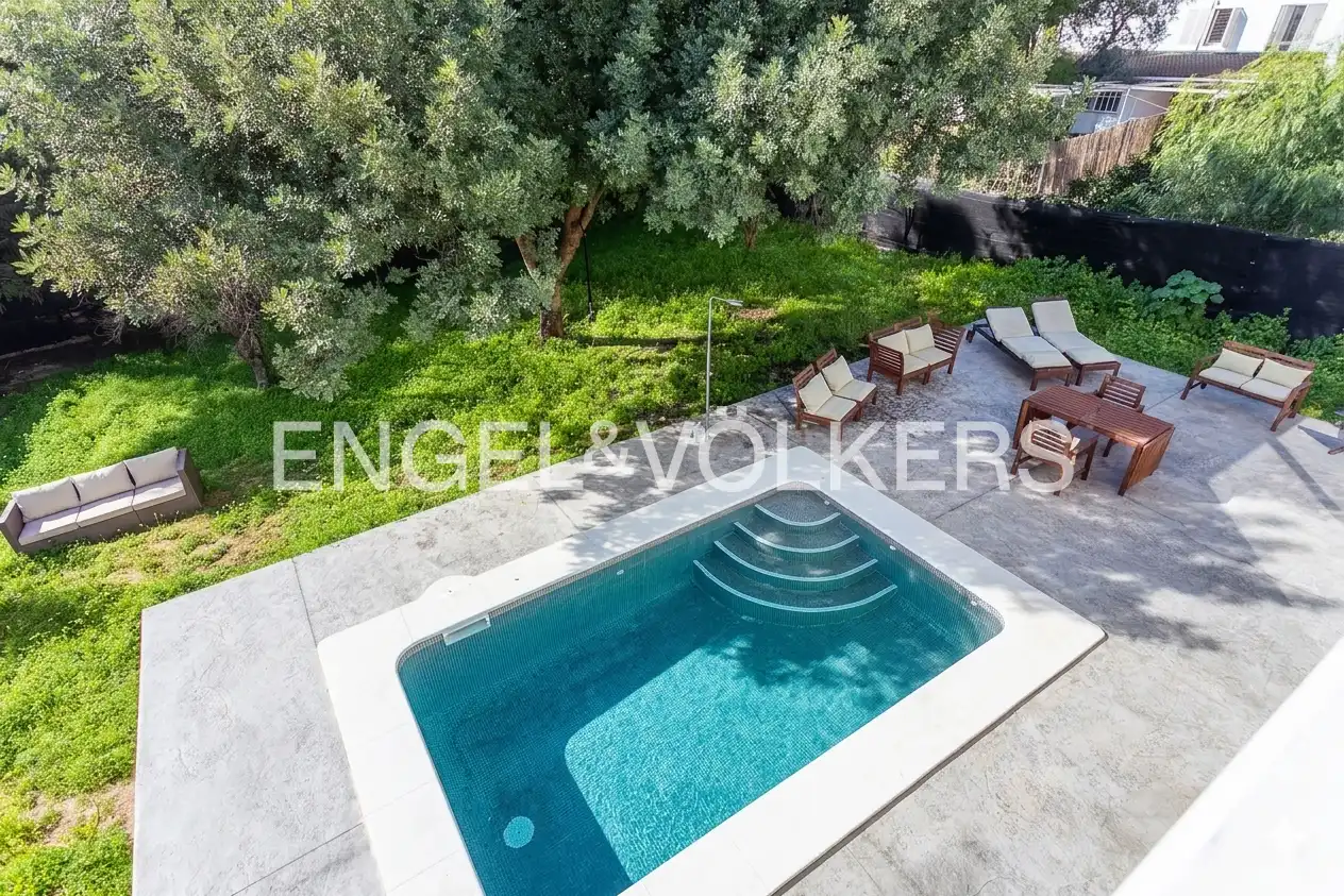 Piscina de Casa o xalet en venda en Tomares amb Aire condicionat, Calefacció i Jardí privat