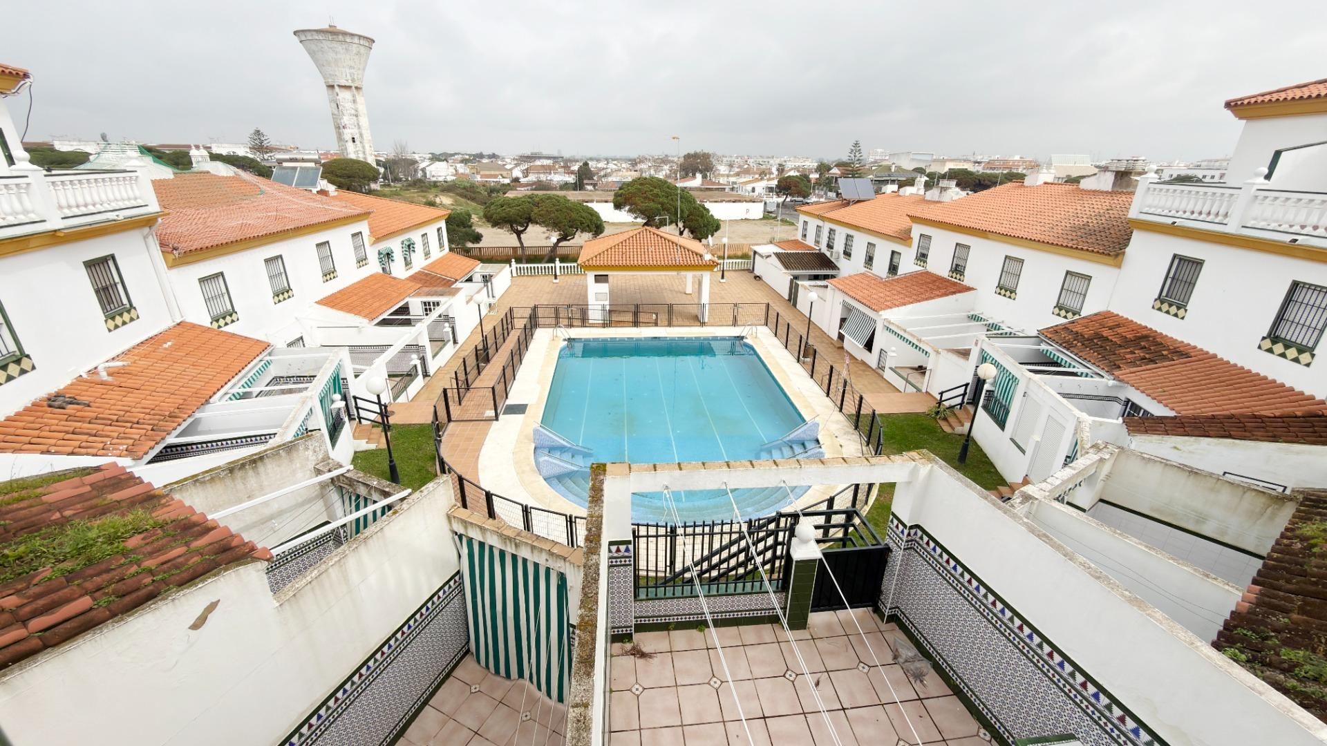 Vista exterior de Casa adosada de alquiler en Punta Umbría con Terraza y Piscina comunitaria