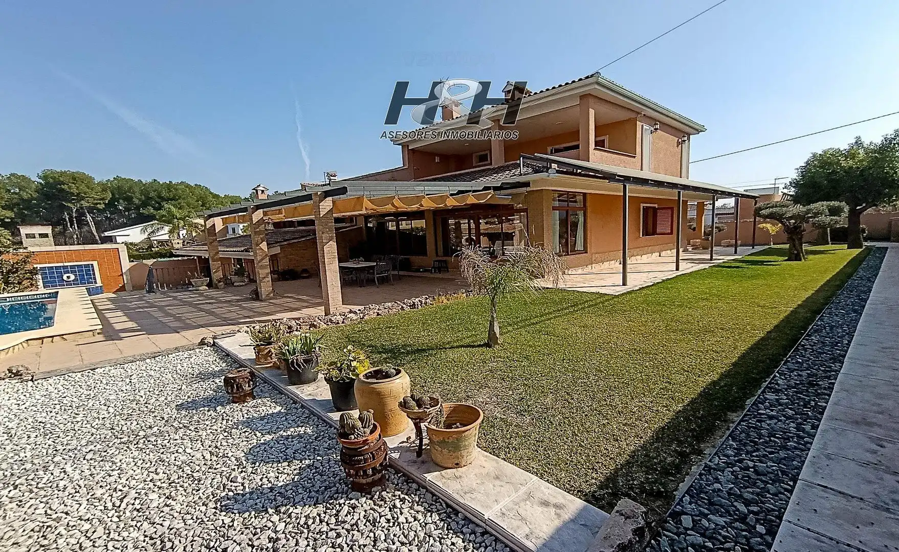 Vista exterior de Casa o xalet en venda en Riba-roja de Túria amb Aire condicionat, Calefacció i Jardí privat