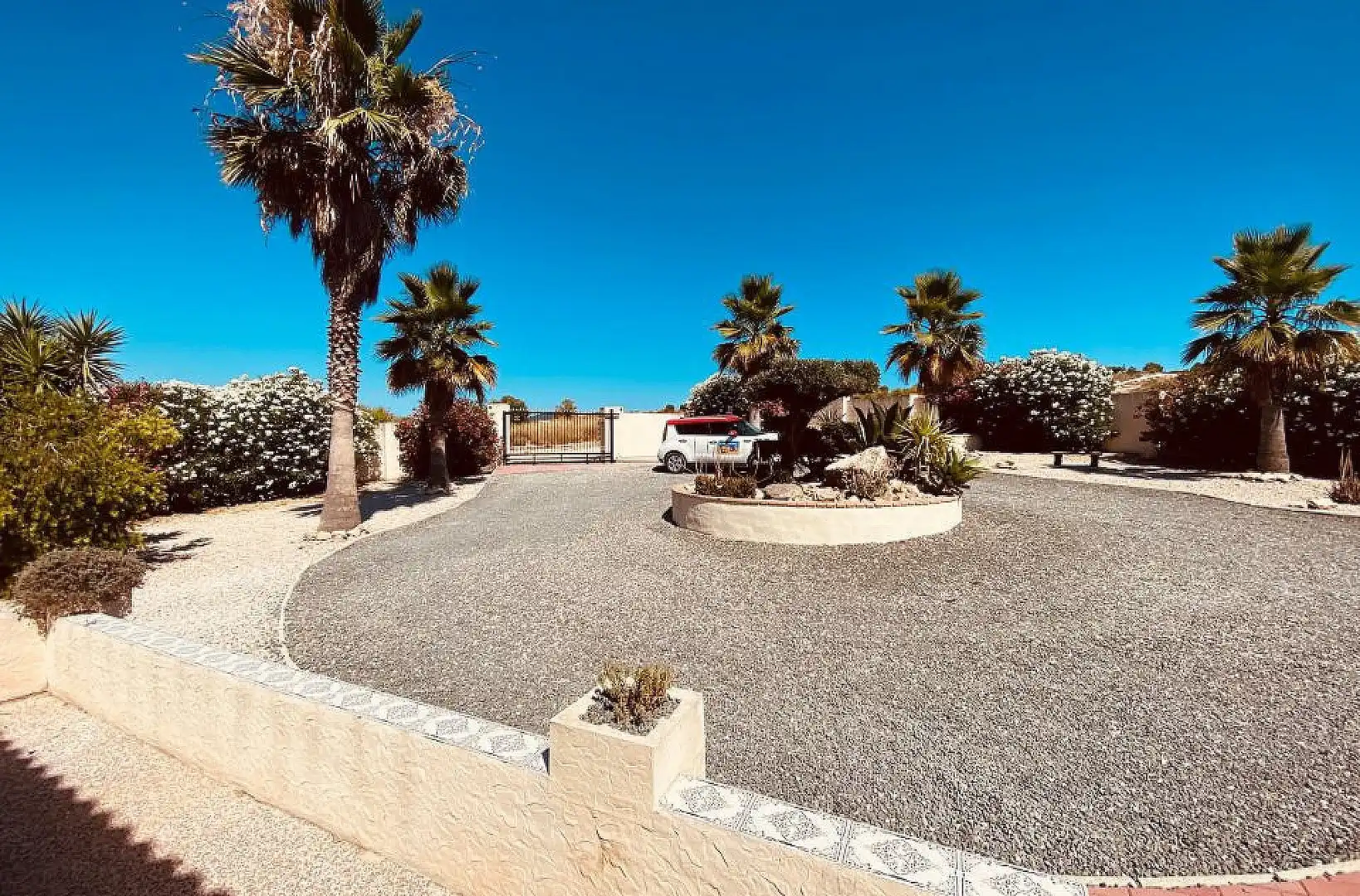 Vista exterior de Casa o xalet en venda en Orihuela amb Aire condicionat, Terrassa i Alarma