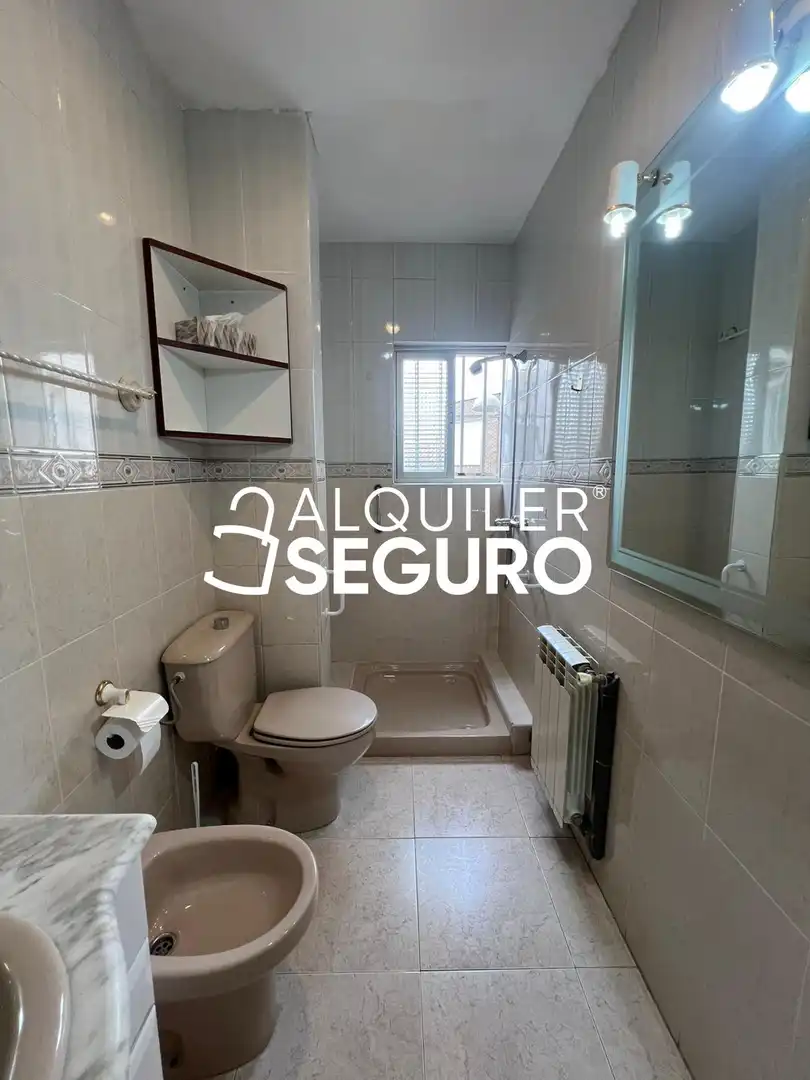 Bany de Pis de lloguer en Madrid amb Aire condicionat, Calefacció i Moblat