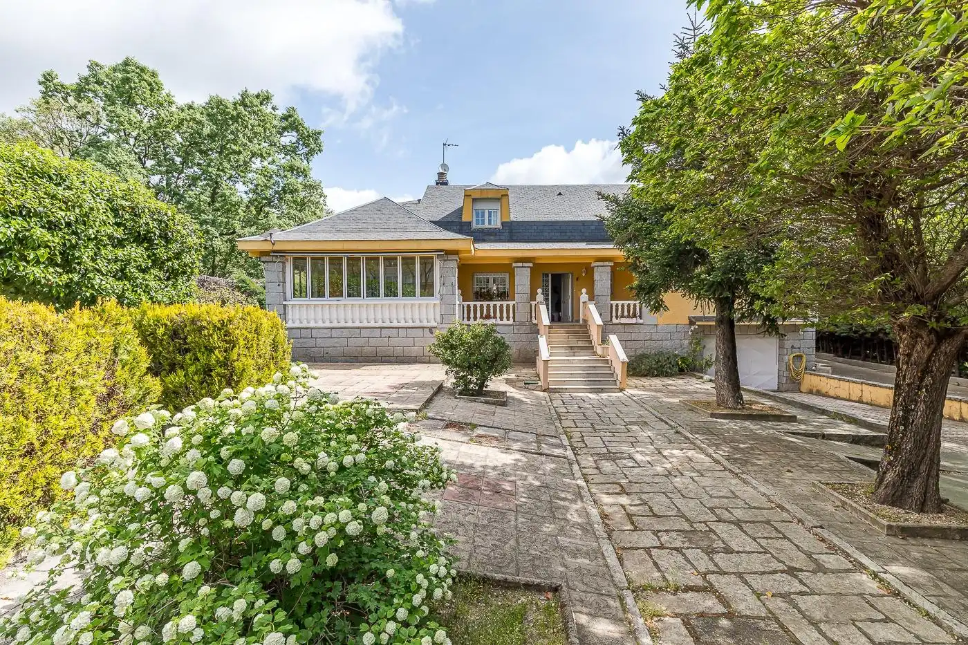 Vista exterior de Casa o chalet en venta en San Lorenzo de El Escorial con Calefacción, Alarma y Piscina comunitaria