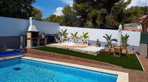 Chalet de 6 hab. con piscina y placas solares