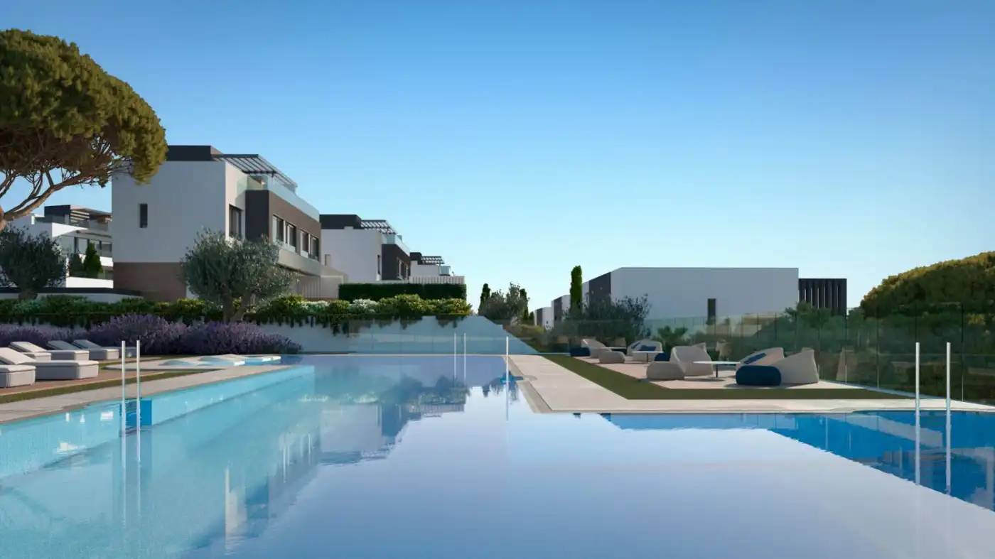 Piscina de Casa adosada en venta en Estepona con Aire acondicionado, Calefacción y Terraza