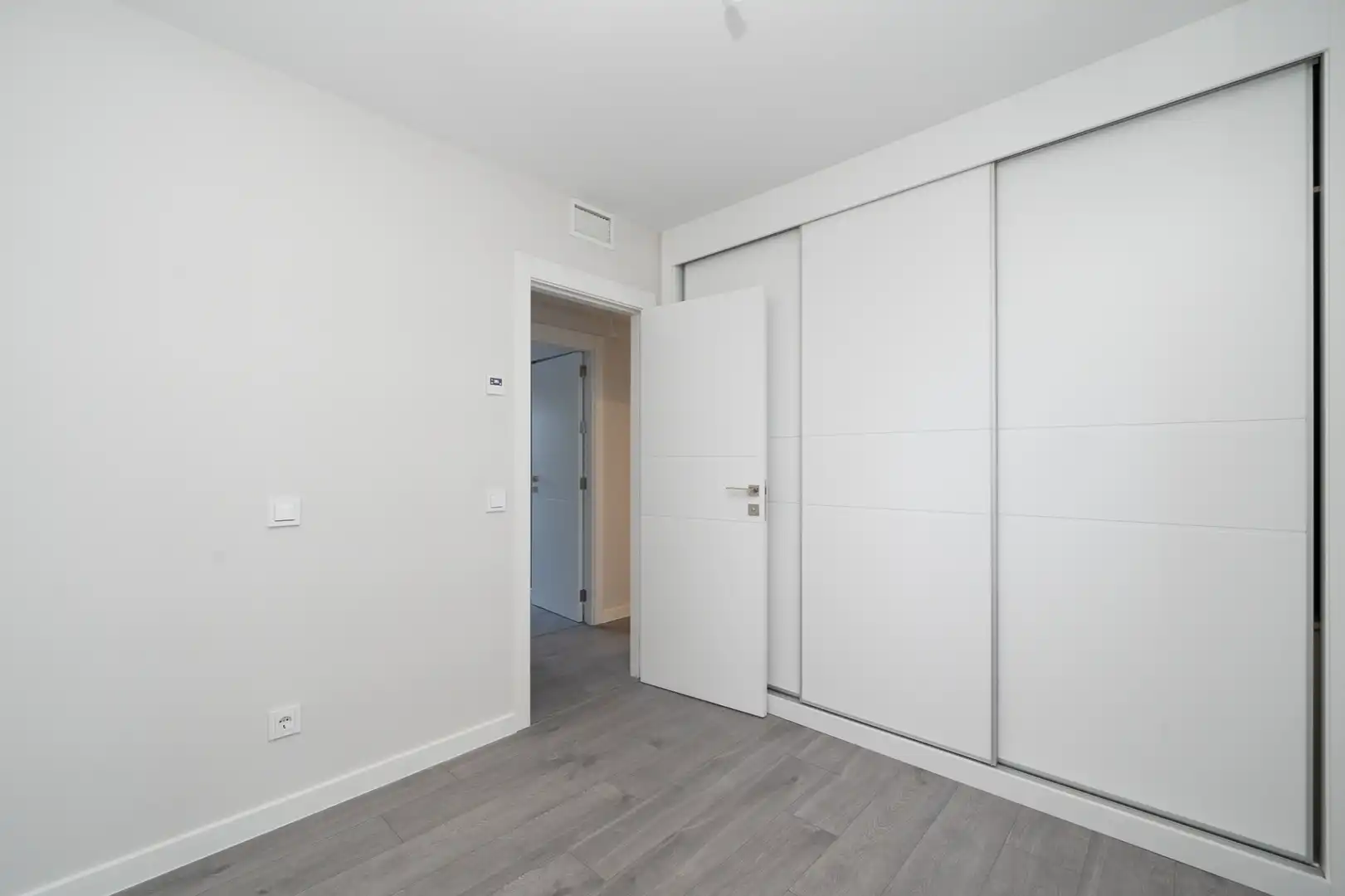 Schlafzimmer von Dachboden zur Miete in Madrid mit Klimaanlage, Heizung und Parkett