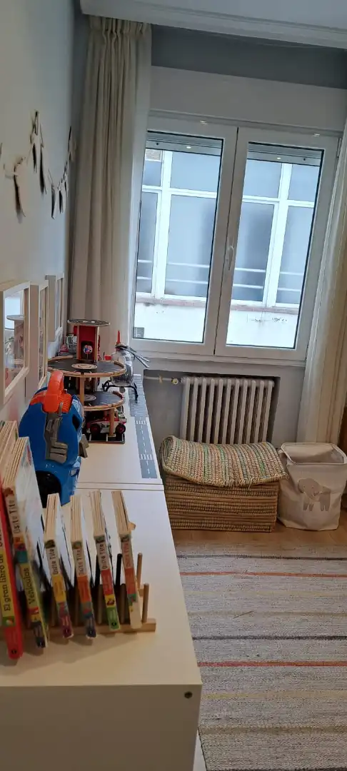 Dormitori de Pis en venda en Oviedo  amb Calefacció, Parquet i Traster
