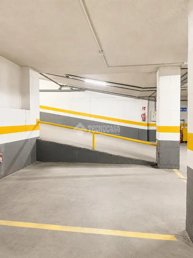 Parking of Flat for rent in Madrid  with Air Conditioner and Heating