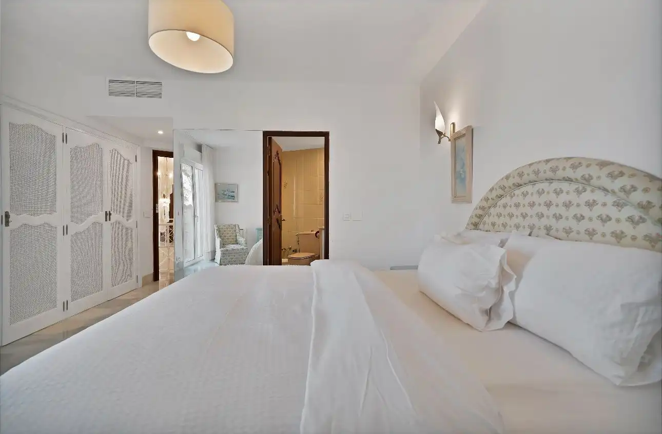 Dormitori de Casa o xalet de lloguer en Marbella amb Aire condicionat, Jardí privat i Terrassa