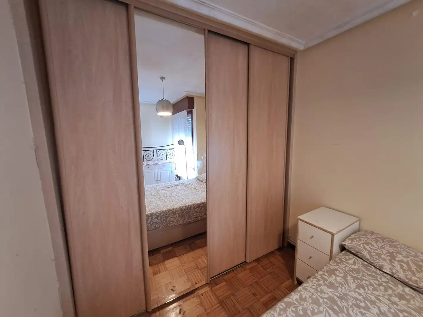 Dormitori de Apartament en venda en Oviedo  amb Calefacció