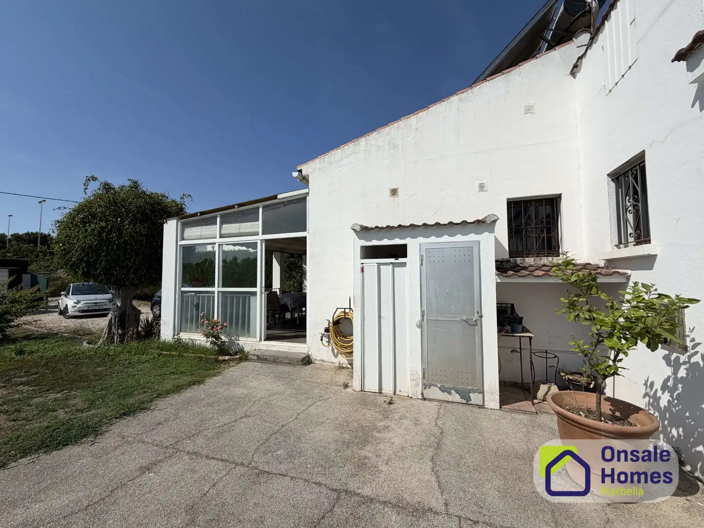 Vista exterior de Casa o xalet en venda en Estepona amb Jardí privat, Terrassa i Traster