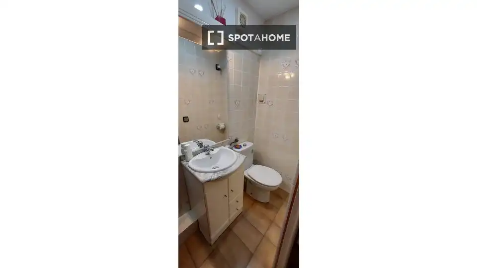 Badezimmer von Wohnung zur untervermieten in Sant Just Desvern mit Klimaanlage, Heizung und Terrasse