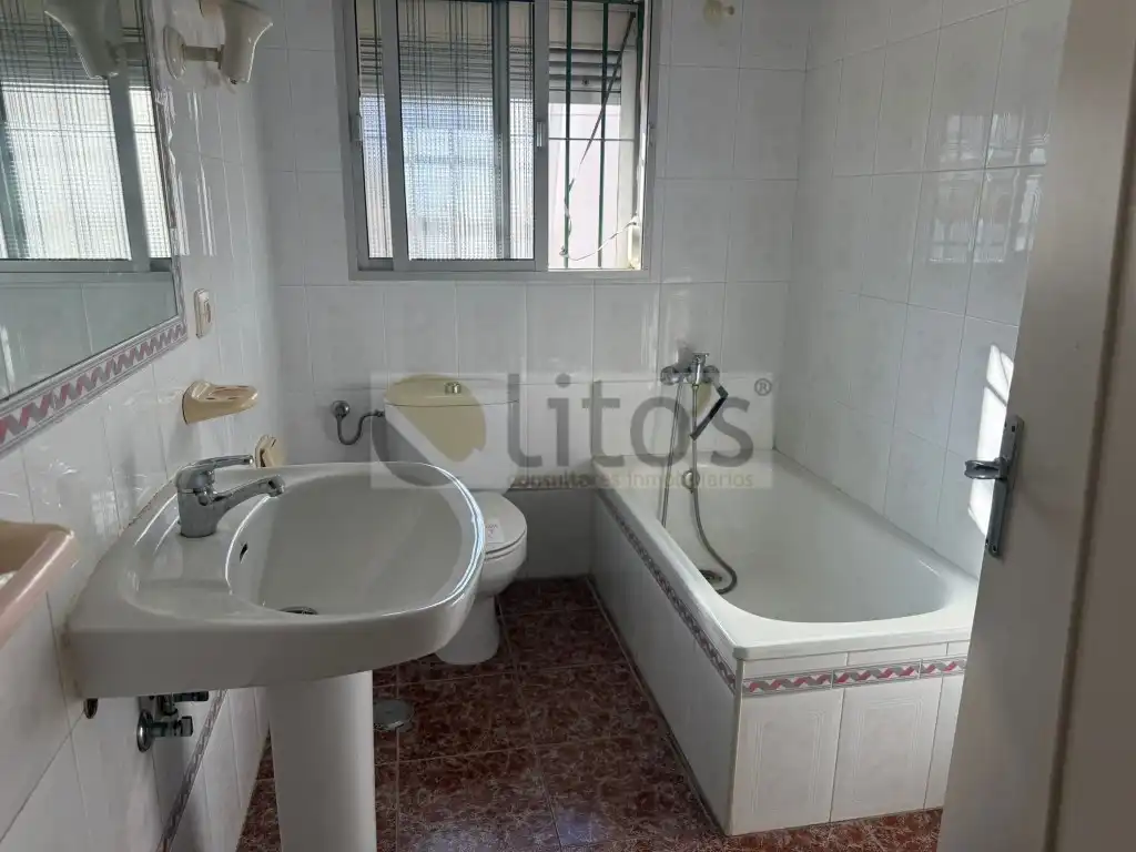 Badezimmer von Einfamilien-Reihenhaus zum Verkauf in Dos Hermanas