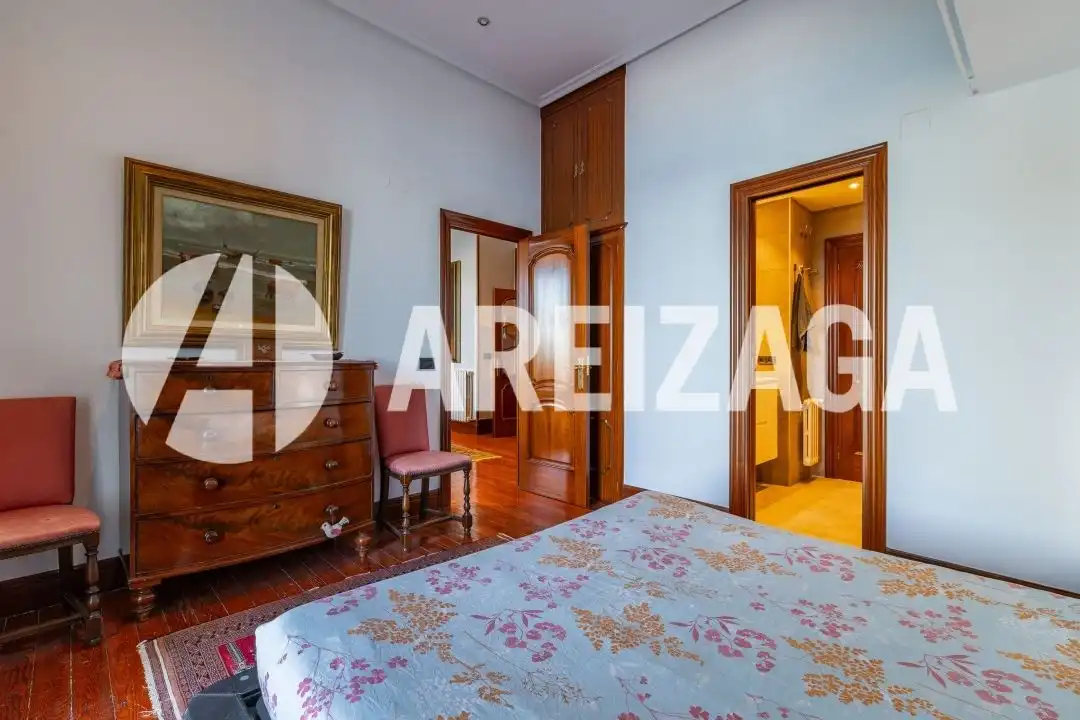 Habitación de Piso en venta en Donostia - San Sebastián  con Calefacción, Terraza y Balcón