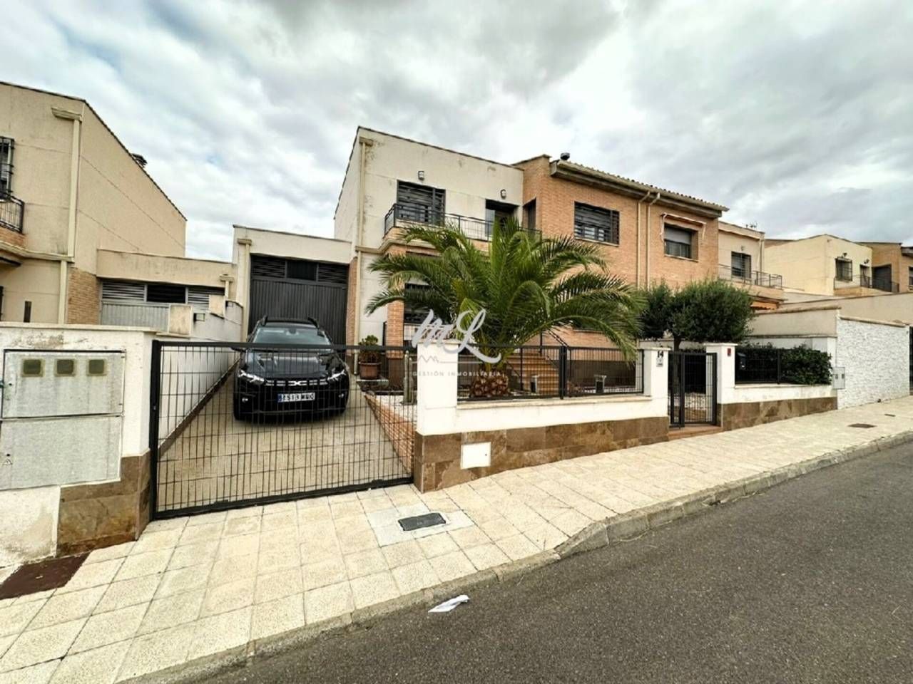 Vista exterior de Casa adosada en venda en Nambroca amb Aire condicionat, Jardí privat i Terrassa
