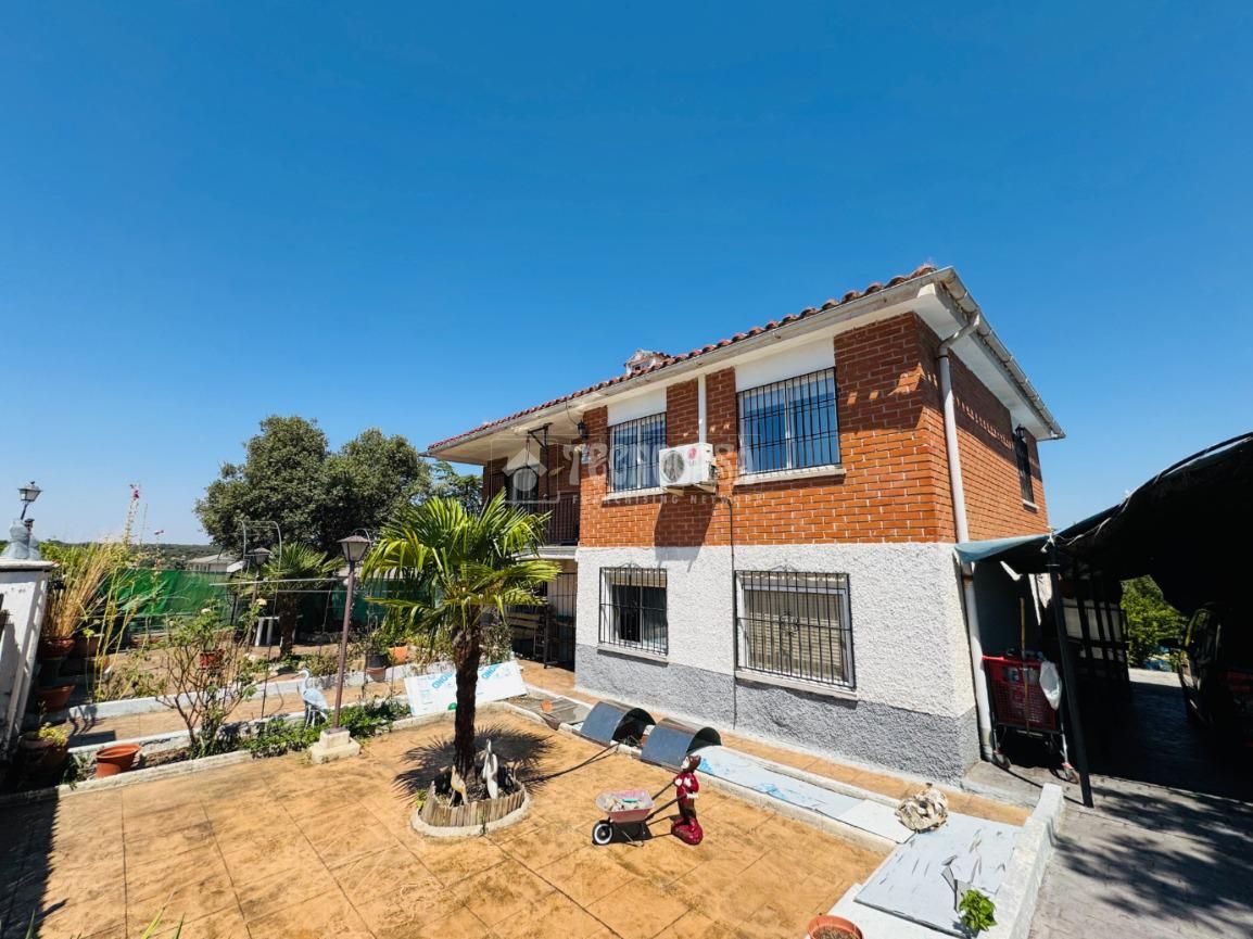 Vista exterior de Casa o xalet en venda en Cardiel de los Montes amb Aire condicionat, Calefacció i Balcó