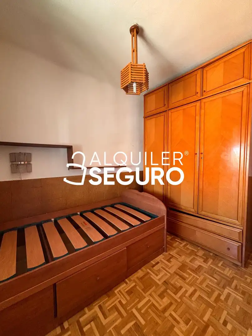 Schlafzimmer von Wohnung zur Miete in Madrid mit Klimaanlage, Heizung und Möbliert