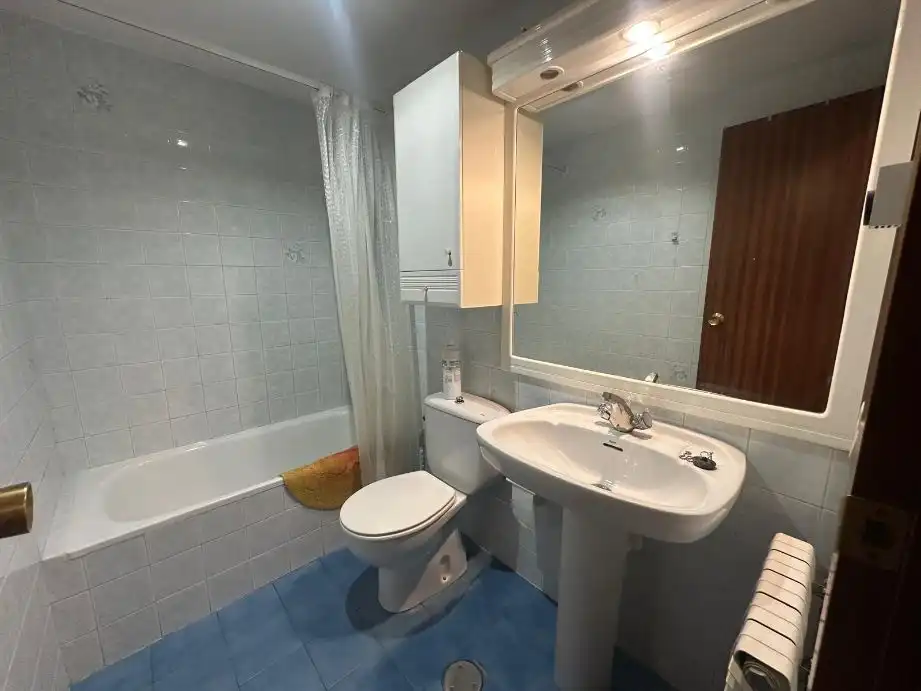 Bathroom of Flat for rent in  Pamplona / Iruña  with Heating, Parquet flooring and Terrace