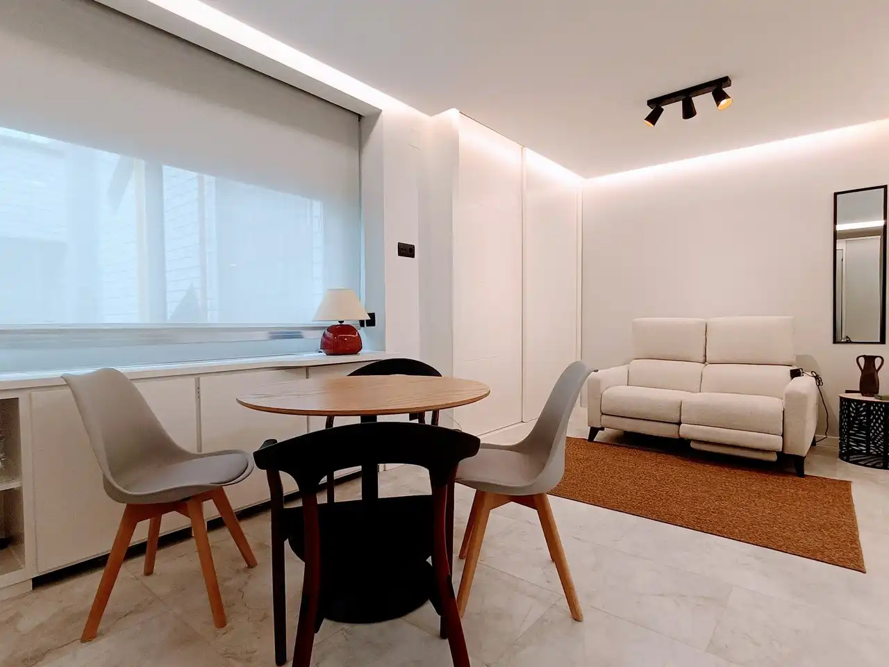 Sala d'estar de Estudi de lloguer en Madrid amb Aire condicionat, Calefacció i Moblat