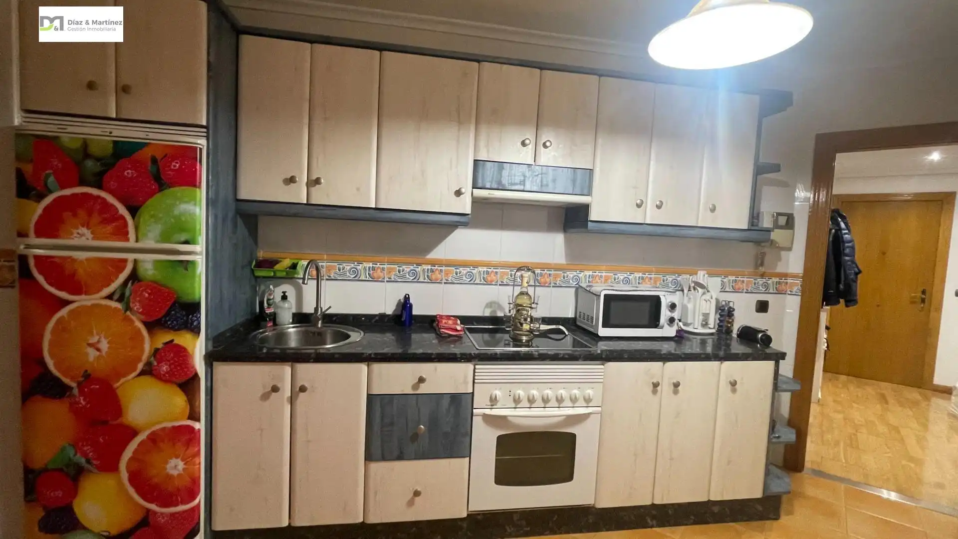 Cuina de Apartament de lloguer en León Capital  amb Calefacció, Parquet i Moblat