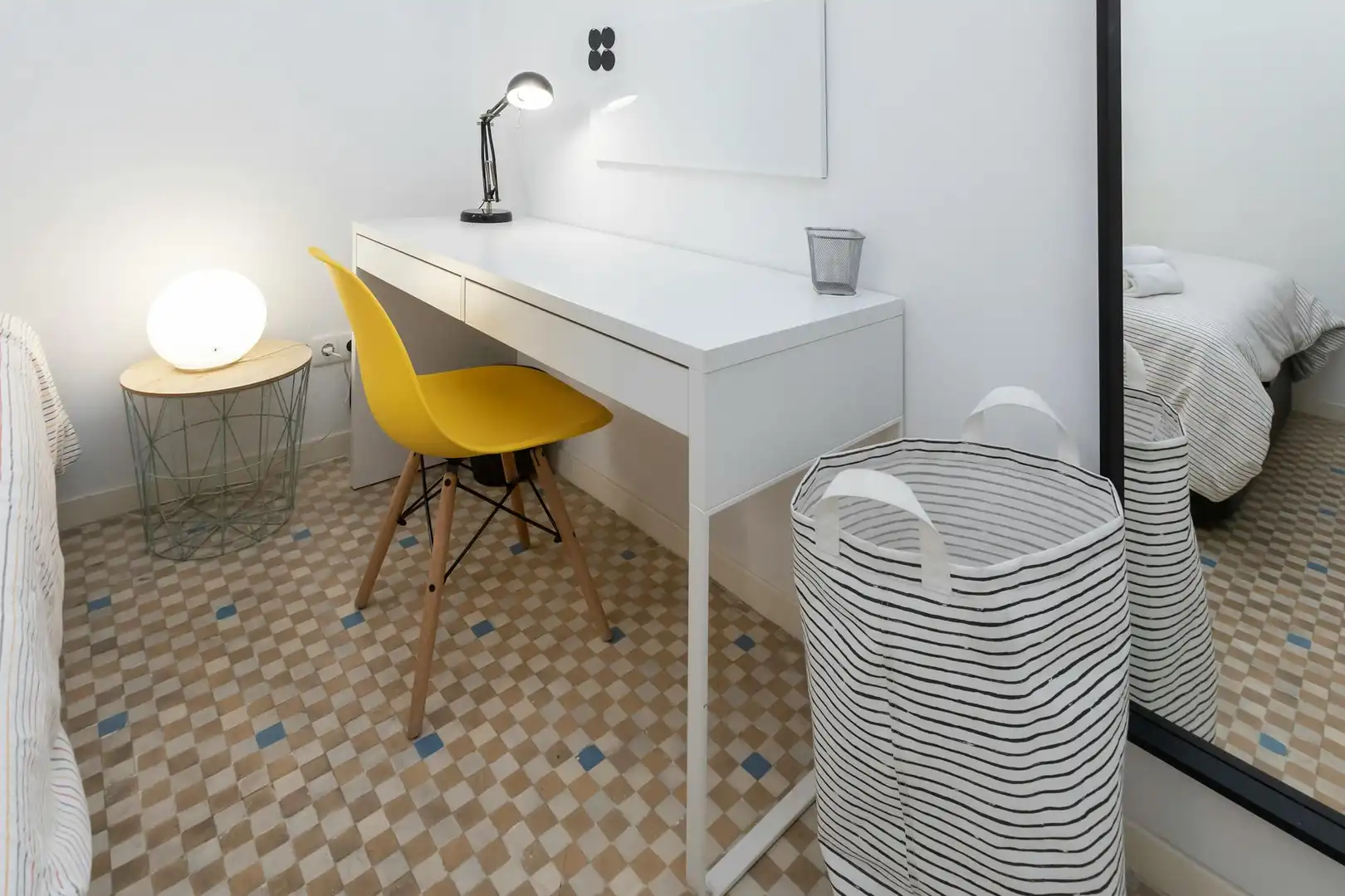 Bedroom of Flat for share in Barcelona  with Air Conditioner, Heating and Furnished