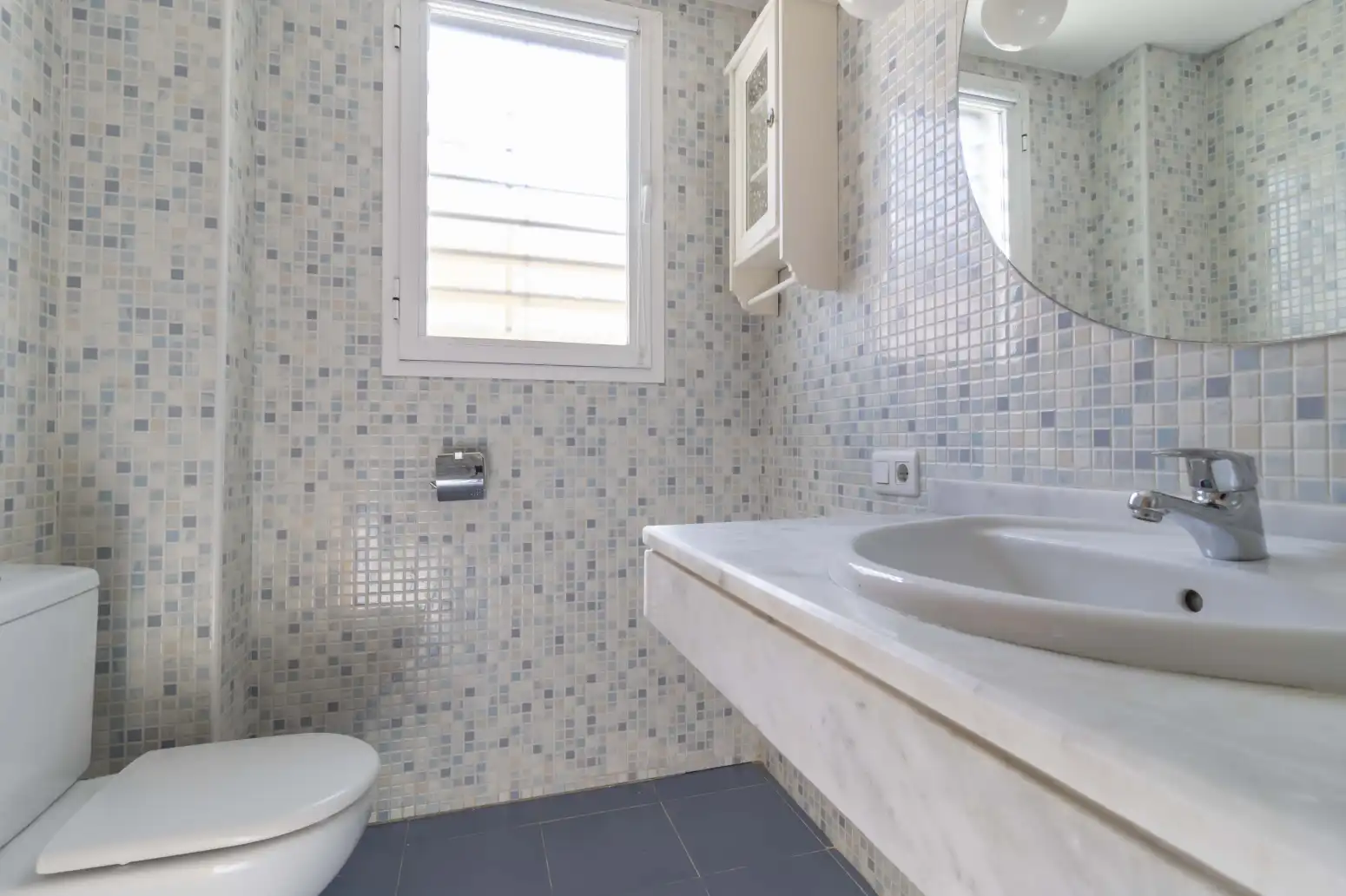 Baño de Casa adosada en venta en Espartinas con Aire acondicionado, Terraza y Piscina