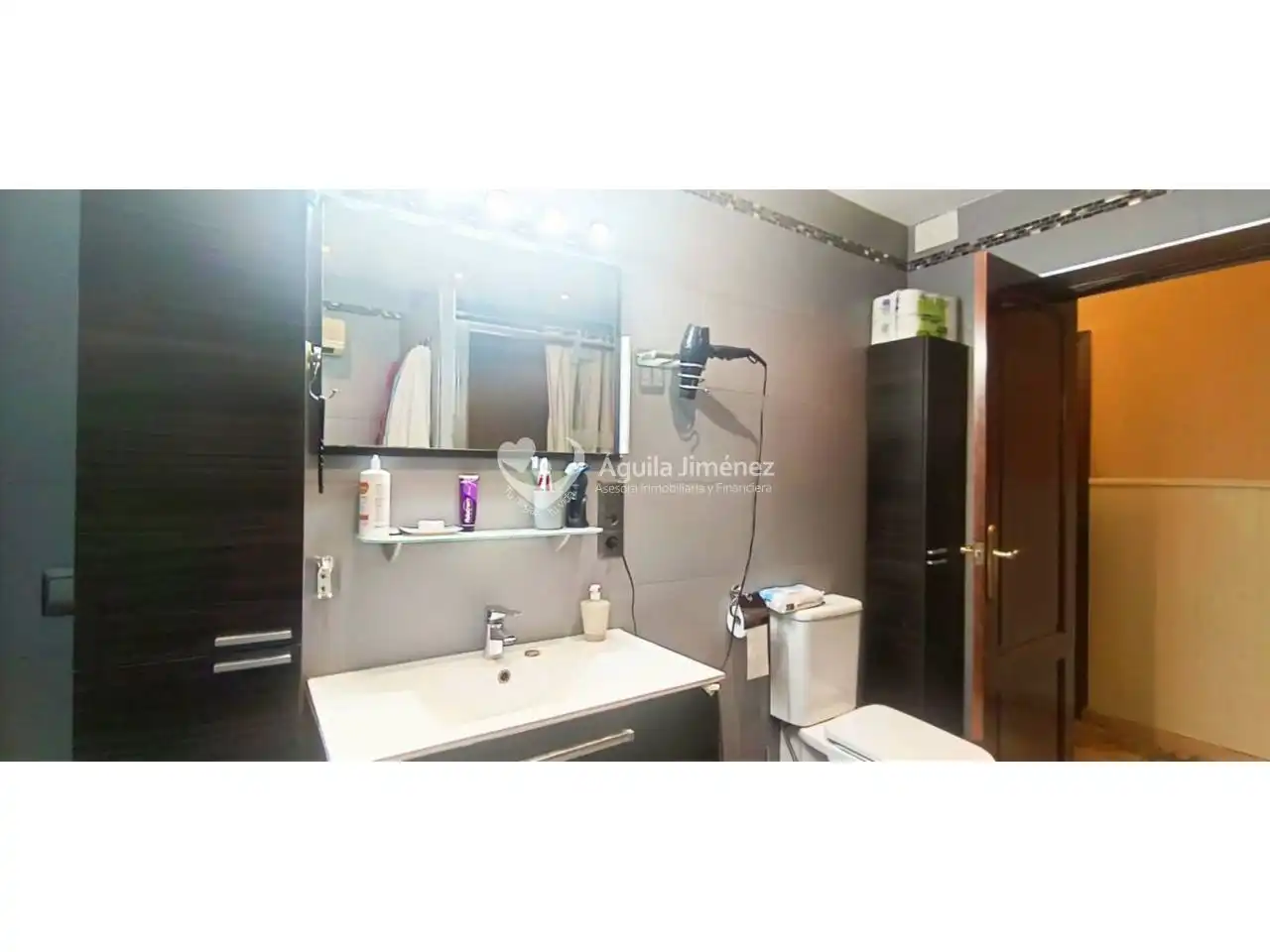 Baño de Casa adosada en venta en Alcalá de Guadaira con Aire acondicionado, Calefacción y Jardín privado