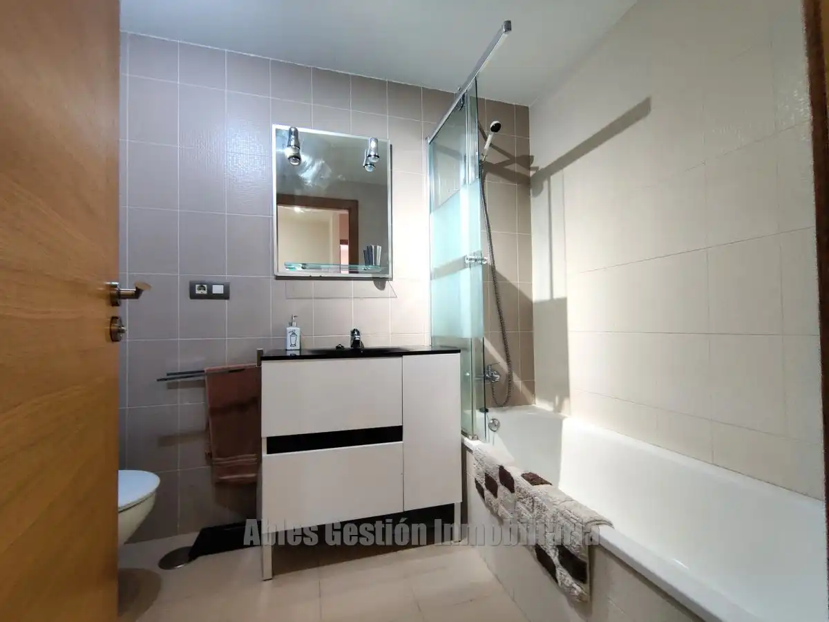 Baño de Piso de alquiler en Oviedo  con Calefacción y Terraza