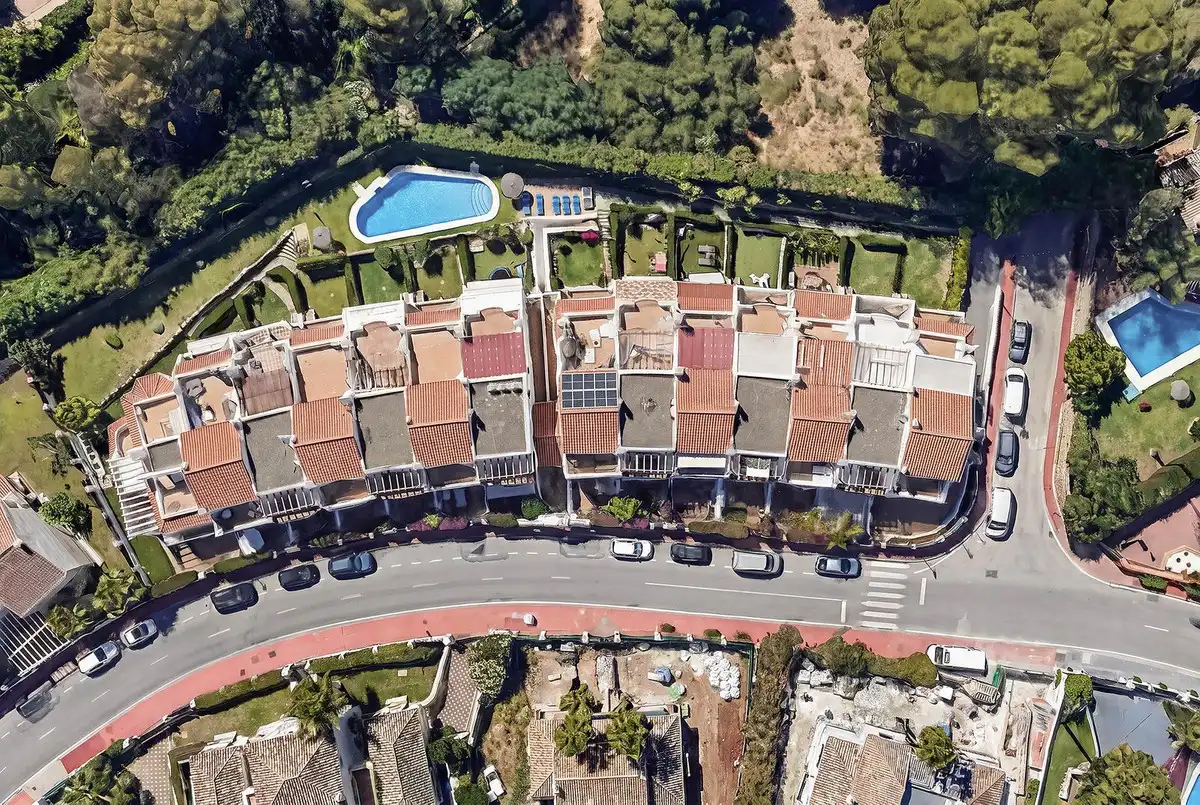 Außenansicht von Einfamilien-Reihenhaus zum Verkauf in Marbella mit Klimaanlage und Terrasse