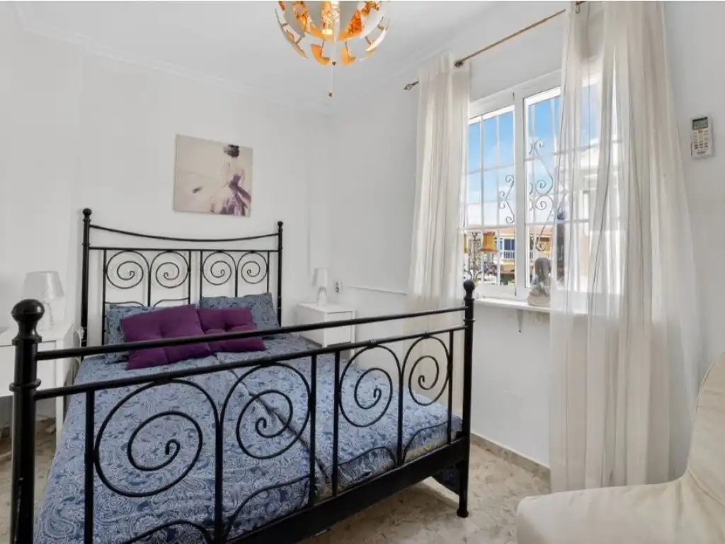 Schlafzimmer von Einfamilien-Reihenhaus zum Verkauf in Torrevieja mit Klimaanlage, Privatgarten und Schwimmbad