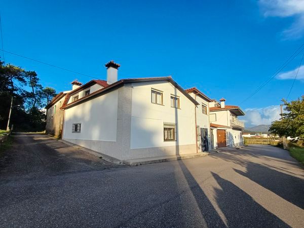 Vista exterior de Casa o xalet en venda en A Guarda   amb Calefacció, Jardí privat i Parquet
