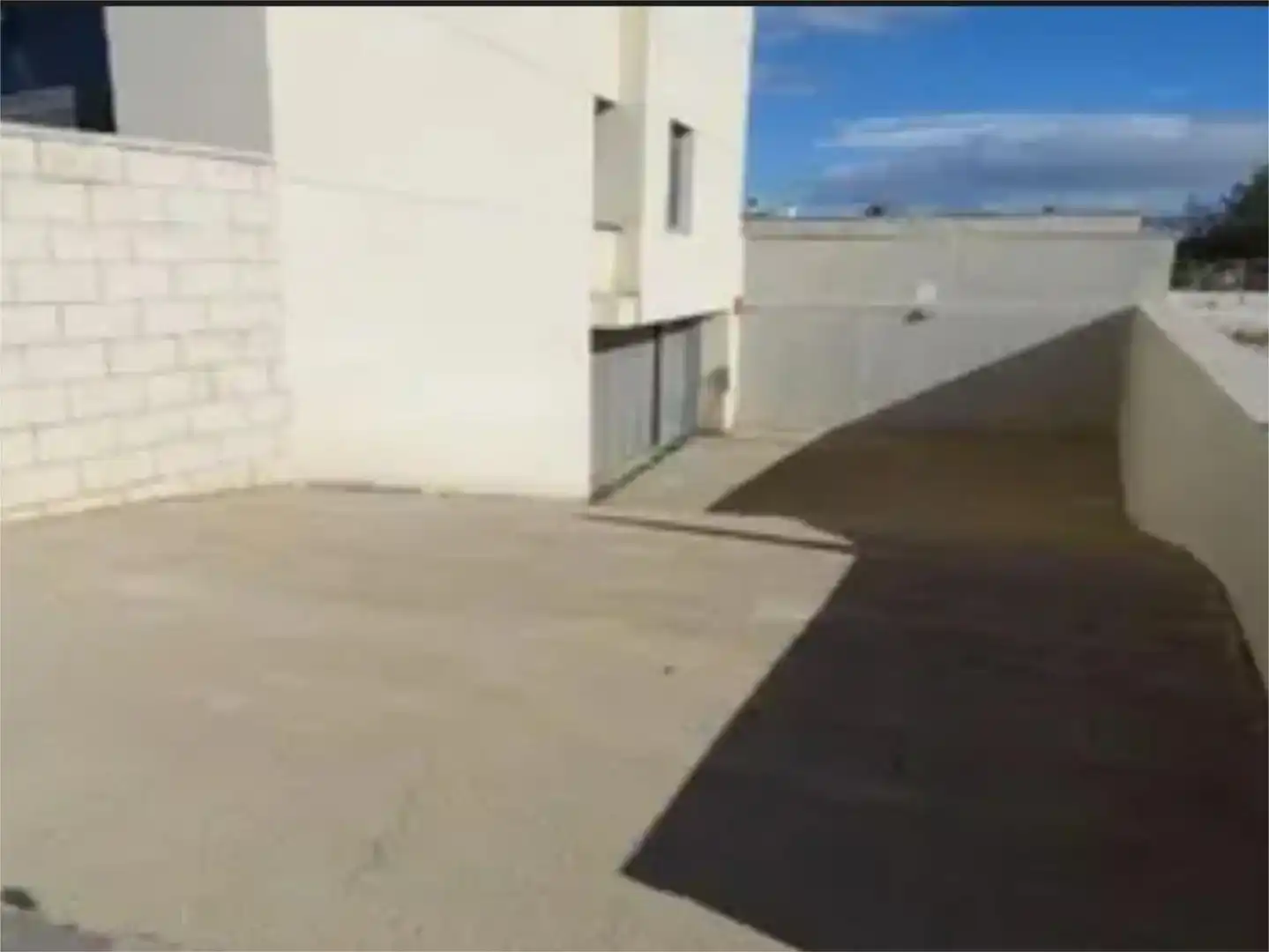 Aparcament de Apartament de lloguer en Alcanar amb Aire condicionat, Jardí privat i Piscina