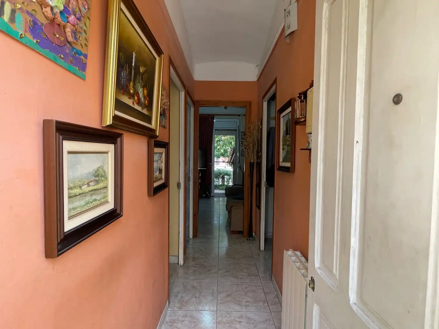 Casa aparellada amb jardí en venda a Olot, imagen 2