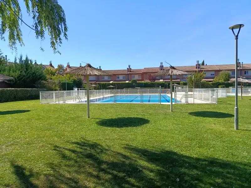 Semi-detached house with pool for sale in Simancas, imagen 5