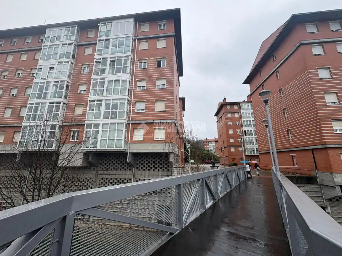 Vista exterior de Pis en venda en Bilbao  amb Calefacció i Traster
