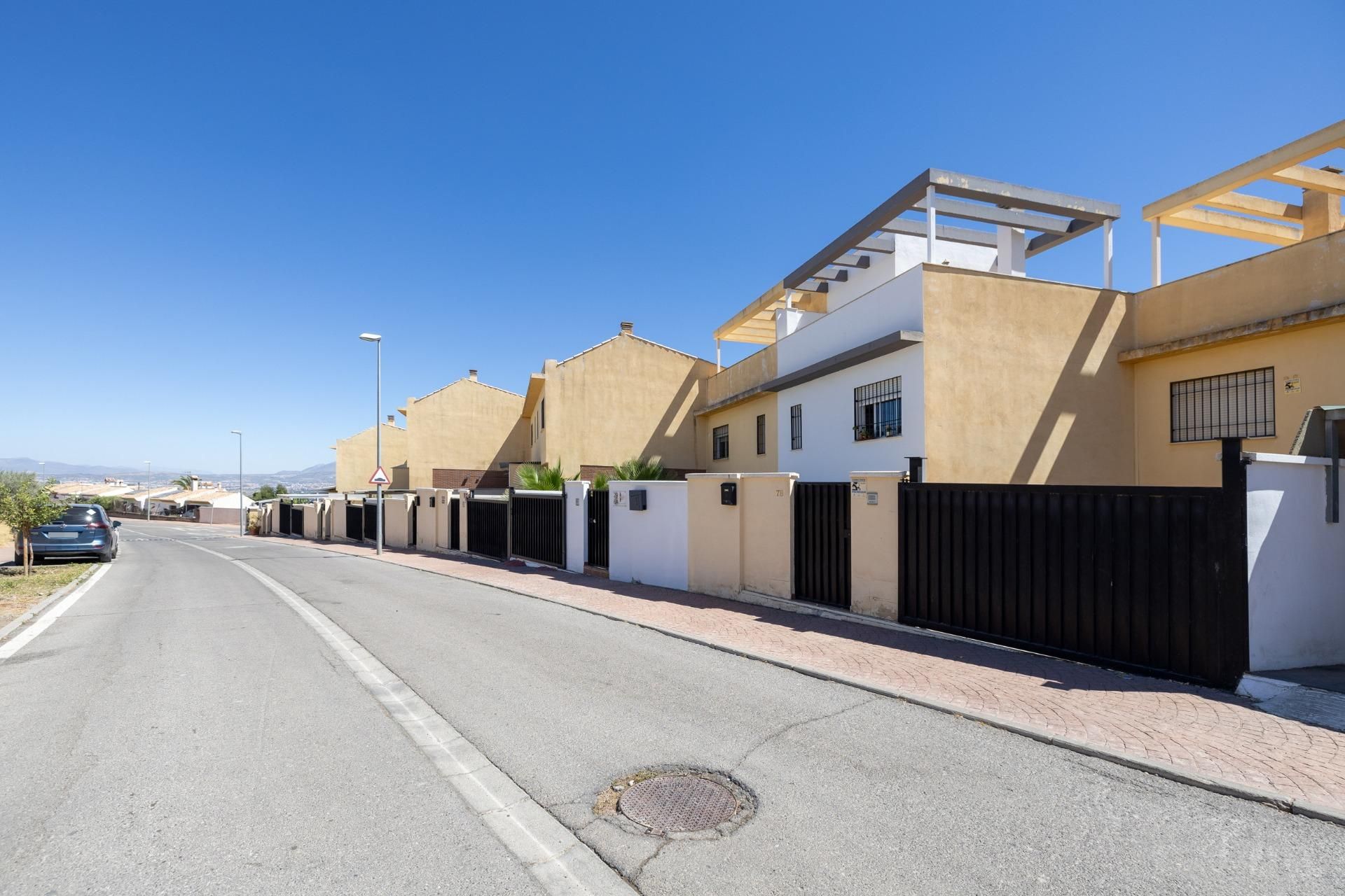 Vista exterior de Casa adosada en venda en Las Gabias amb Calefacció, Jardí privat i Terrassa