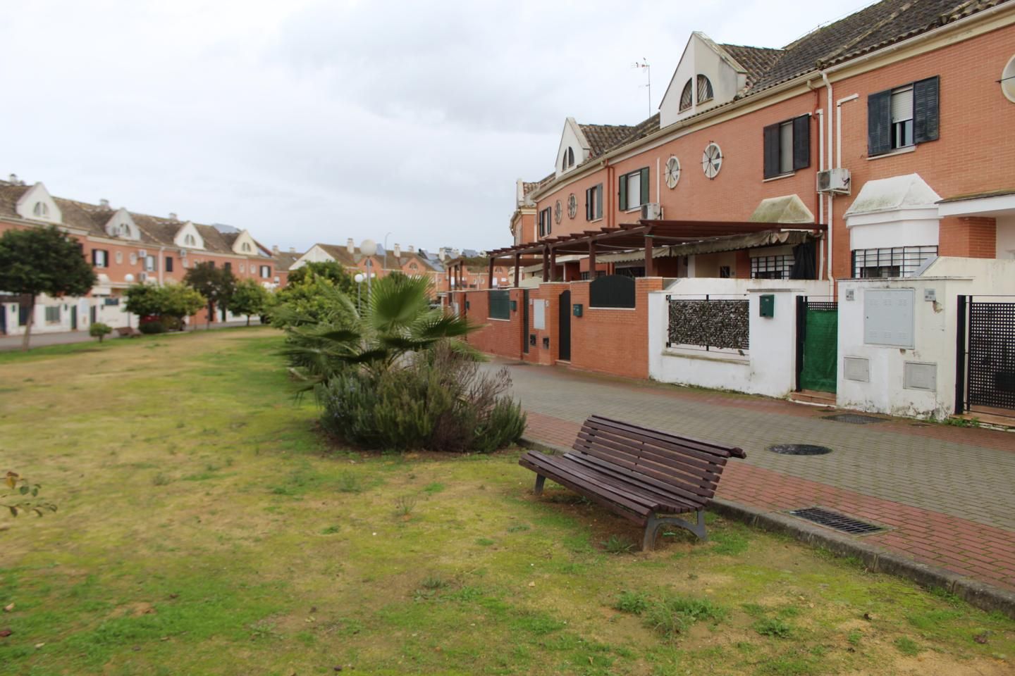 Vista exterior de Casa o xalet en venda en Coria del Río amb Aire condicionat, Jardí privat i Terrassa